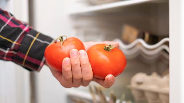 Ni todos a la nevera ni todos fuera: así debes conservar los tomates según estén verdes, maduros o cortados - Los tomates maduros: cuándo dejarlos fuera y cuándo meterlos en la nevera
