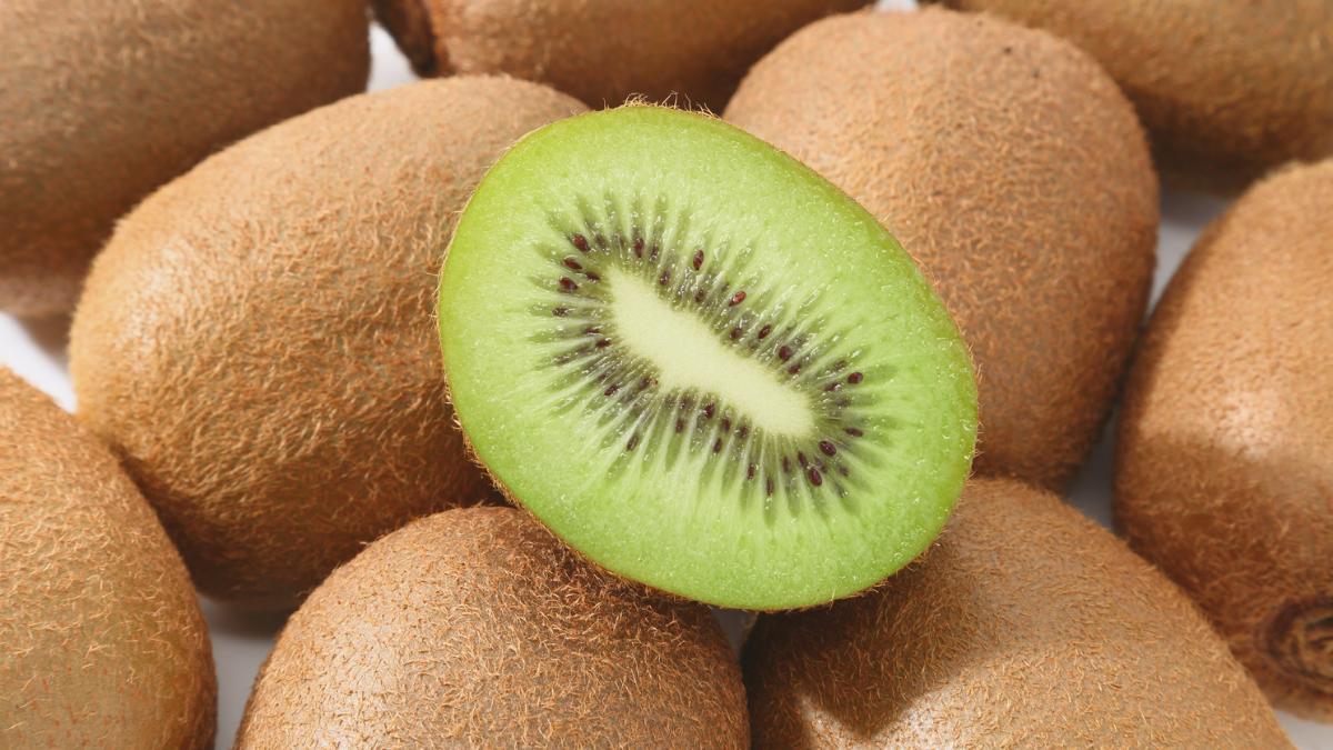 Por qué los expertos recomiendan comer dos kiwis al día (y qué le pasa a tu cuerpo si lo haces)