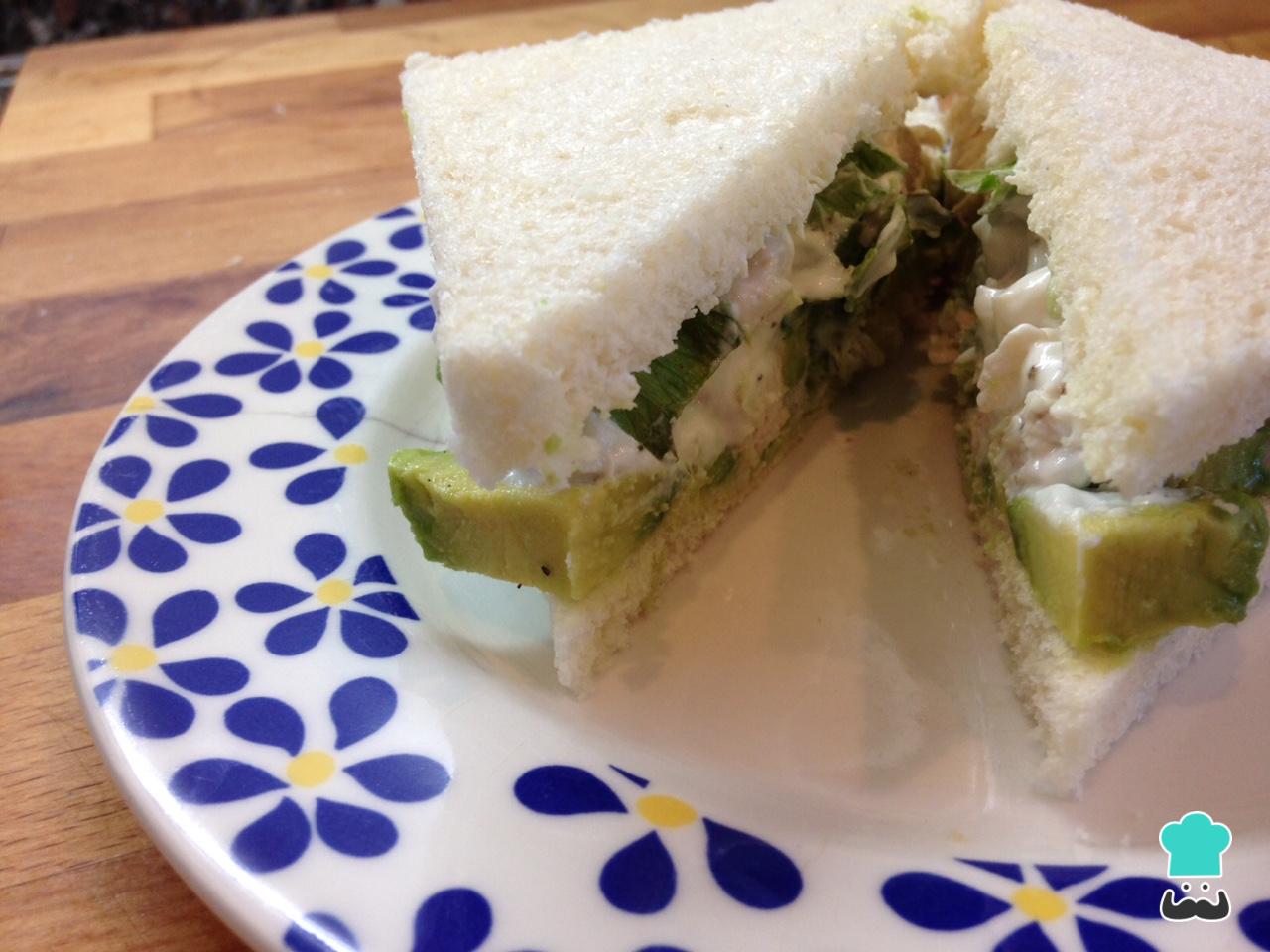 Sándwich de pollo y aguacate con queso Fácil