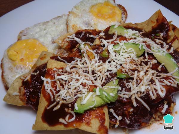 Receta de Chilaquiles en salsa de tres chiles