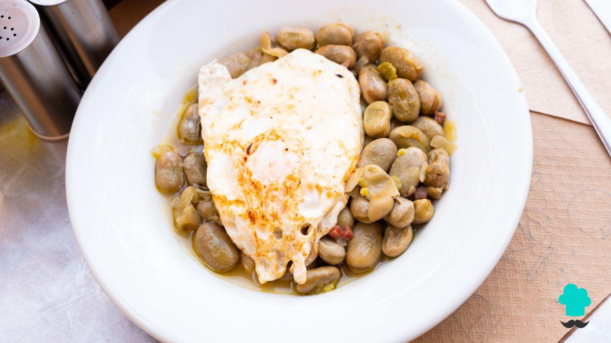 Receta de Habas con jamón y huevo: un plato casero fácil, saludable y lleno de sabor