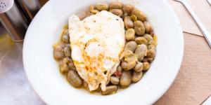 Receta de Habas con jamón y huevo: un plato casero fácil, saludable y lleno de sabor