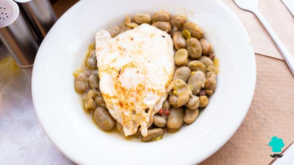 Receta de Habas con jamón y huevo: un plato casero fácil, saludable y lleno de sabor