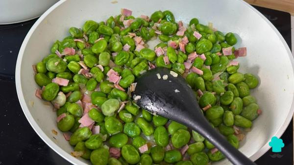 Receta de Habas con jamón y huevo: un plato casero fácil, saludable y lleno de sabor - Paso 4