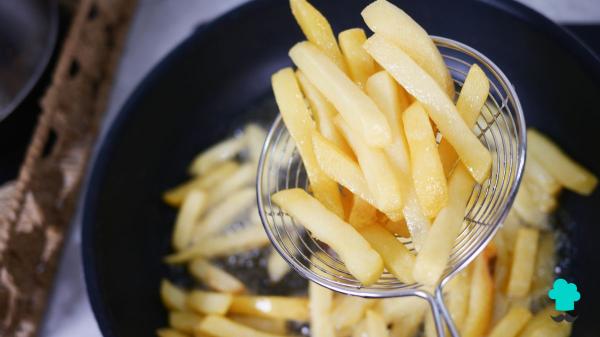Los chefs españoles coinciden: “Para unas patatas fritas muy crujientes, el truco está en dejarlas en remojo con vinagre” - El paso que convierte unas patatas normales en unas patatas crujientes: la doble fritura