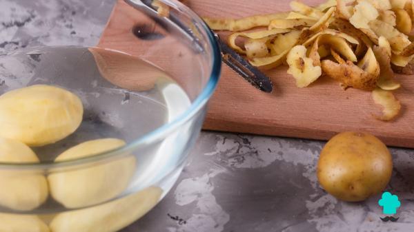 Los chefs españoles coinciden: “Para unas patatas fritas muy crujientes, el truco está en dejarlas en remojo con vinagre” - La razón por la que muchos chefs añaden vinagre a las patatas