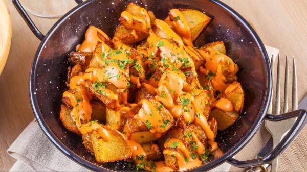 Los chefs españoles coinciden: “La salsa brava original no lleva tomate, se hace con pimentón, ajo y caldo de jamón” - El origen de una salsa que nació en Madrid