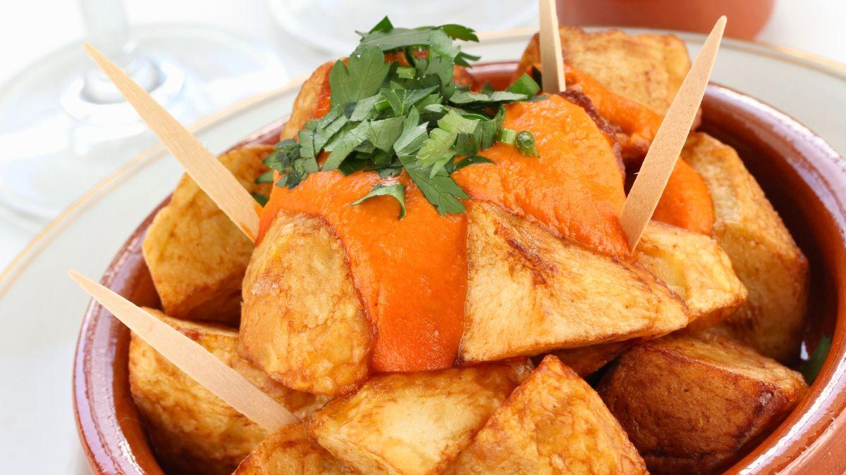 Los chefs españoles coinciden: “La salsa brava original no lleva tomate, se hace con pimentón, ajo y caldo de jamón”