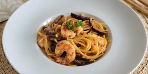 Receta de Espaguetis con gambas y champiñones: un plato fácil que parece de restaurante y se prepara en pocos minutos