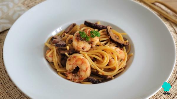 Receta de Espaguetis con gambas y champiñones: un plato fácil que parece de restaurante y se prepara en pocos minutos