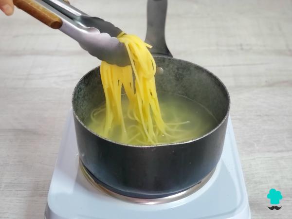 Receta de Espaguetis con gambas y champiñones: un plato fácil que parece de restaurante y se prepara en pocos minutos - Paso 1