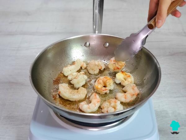 Receta de Espaguetis con gambas y champiñones: un plato fácil que parece de restaurante y se prepara en pocos minutos - Paso 2