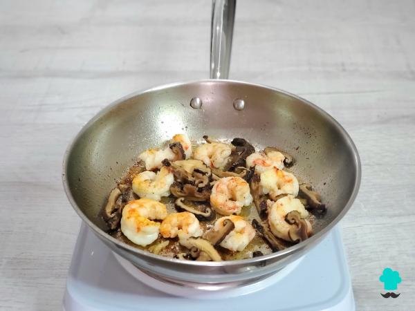 Receta de Espaguetis con gambas y champiñones: un plato fácil que parece de restaurante y se prepara en pocos minutos - Paso 3
