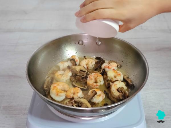 Receta de Espaguetis con gambas y champiñones: un plato fácil que parece de restaurante y se prepara en pocos minutos - Paso 4