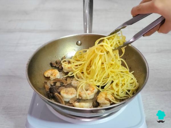Receta de Espaguetis con gambas y champiñones: un plato fácil que parece de restaurante y se prepara en pocos minutos - Paso 5