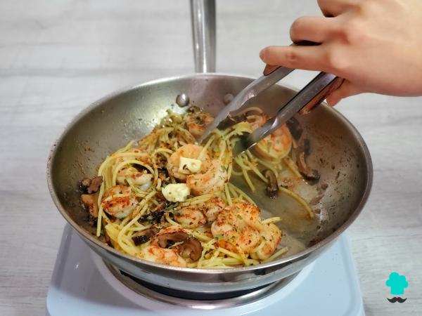 Receta de Espaguetis con gambas y champiñones: un plato fácil que parece de restaurante y se prepara en pocos minutos - Paso 6