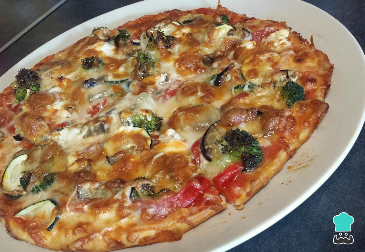 Receta de Pizza vegetal con tomate natural