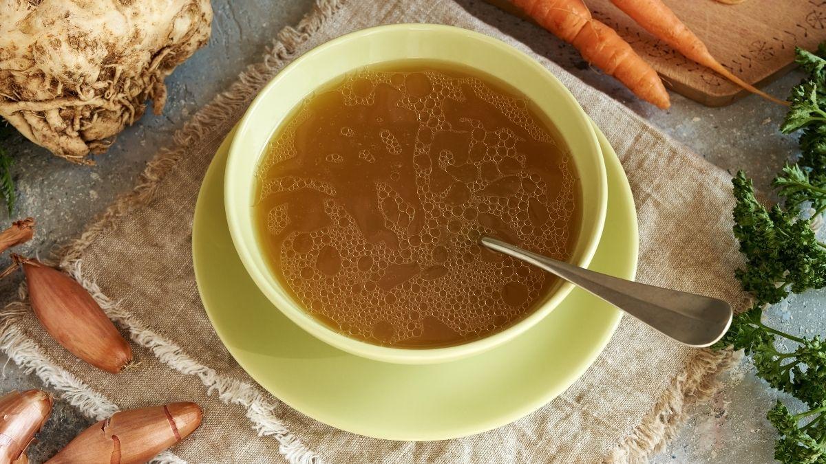 Anouk Medina, cocinera profesional, revela el truco del caldo de huesos rico en colágeno que se ha puesto de moda (y con razón): "Añadir limón al final potencia sus beneficios"