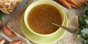 Anouk Medina, cocinera profesional, revela el truco del caldo de huesos rico en colágeno que se ha puesto de moda (y con razón): "Añadir limón al final potencia sus beneficios"