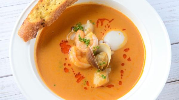 Más allá del tomate: 3 recetas de salmorejo que reinventan por completo el clásico cordobés - Salmorejo de mariscos: la versión más sofisticada