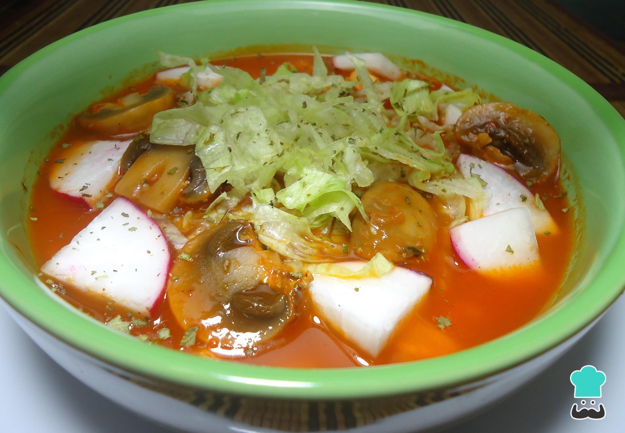 Receta de Pozole vegetariano con champiñones