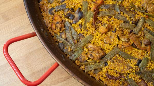 Edu Torres, experto en paellas: “Para conseguir un buen socarrat, enfría la base de la paella a los 15 minutos de cocción” - 200 gramos de arroz y 1,5 litros de caldo: una proporción que sorprende