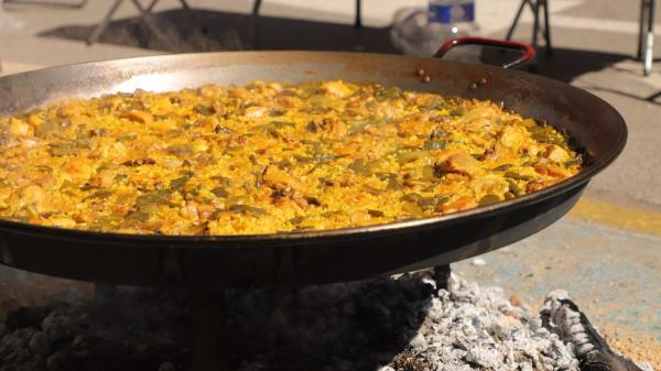 Edu Torres, experto en paellas: “Para conseguir un buen socarrat, enfría la base de la paella a los 15 minutos de cocción” - El motivo por el que Edu Torres enfría la paella cuando el caldo se evapora