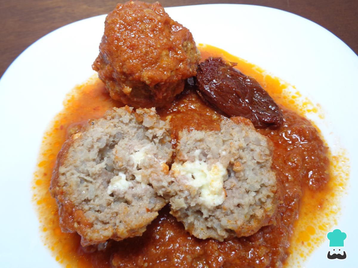 Receta de Albondigas en chipotle rellenas de queso