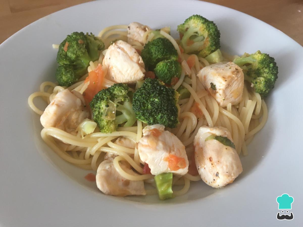 Receta de Espaguetis con pollo y brócoli