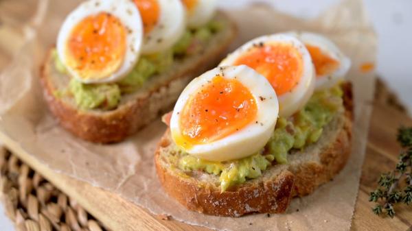 Jordi Cruz, chef: “Para pelar los huevos cocidos fácilmente, solo tienes que añadir 12 g de sal y 25 ml de vinagre al agua de cocción” - Ideas rápidas y saludables para aprovechar los huevos cocidos