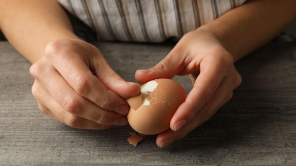Jordi Cruz, chef: “Para pelar los huevos cocidos fácilmente, solo tienes que añadir 12 g de sal y 25 ml de vinagre al agua de cocción” - Por qué funciona este truco de cocina realmente