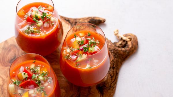 Los cocineros andaluces coinciden sobre el error que arruina muchos gazpachos: “Es incongruente añadir agua y después espesar con pan” - El error que muchos cometen al preparar gazpacho, según Dani García