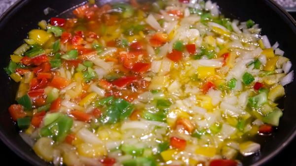 Los chefs españoles coinciden: “Un buen sofrito mejora si le das tiempo para que las verduras pierdan agua y concentren su sabor antes de añadir el tomate” - El secreto está en dejar que las verduras pierdan agua