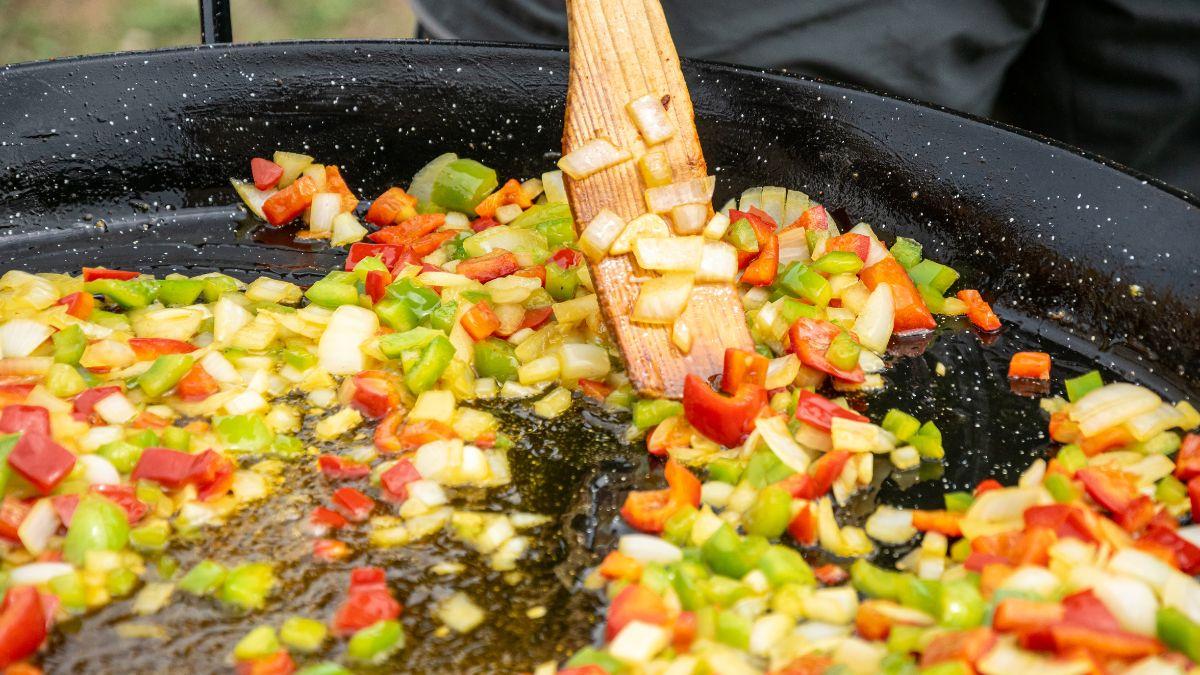 Los chefs españoles coinciden: “Un buen sofrito mejora si le das tiempo para que las verduras pierdan agua y concentren su sabor antes de añadir el tomate”