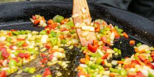 Los chefs españoles coinciden: “Un buen sofrito mejora si le das tiempo para que las verduras pierdan agua y concentren su sabor antes de añadir el tomate”