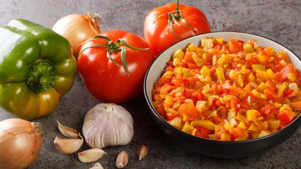Los chefs españoles coinciden: “Un buen sofrito mejora si le das tiempo para que las verduras pierdan agua y concentren su sabor antes de añadir el tomate” - Receta de un buen sofrito de verduras paso a paso
