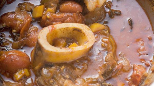 Pablo Suárez, cocinero: “La mejor manera de hacer osobuco es con 1 zanahoria, 1 puerro, 1 cebolla, 1 vaso de vino tinto y dos horas a fuego lento” - El paso final para conseguir una salsa más concentrada