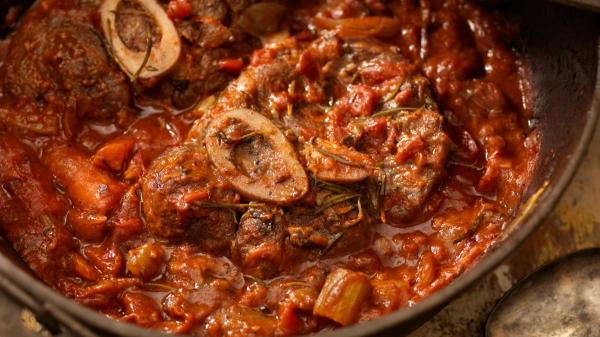 Pablo Suárez, cocinero: “La mejor manera de hacer osobuco es con 1 zanahoria, 1 puerro, 1 cebolla, 1 vaso de vino tinto y dos horas a fuego lento” - El truco para que el osobuco quede tierno está en dorarlo bien y cocinarlo lentamente