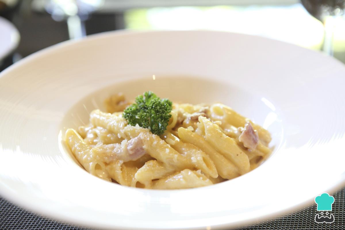 Receta de Macarrones a la carbonara con huevo
