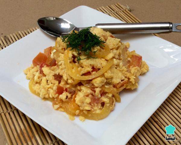 Receta de Huevos revueltos con tomate y cebolla