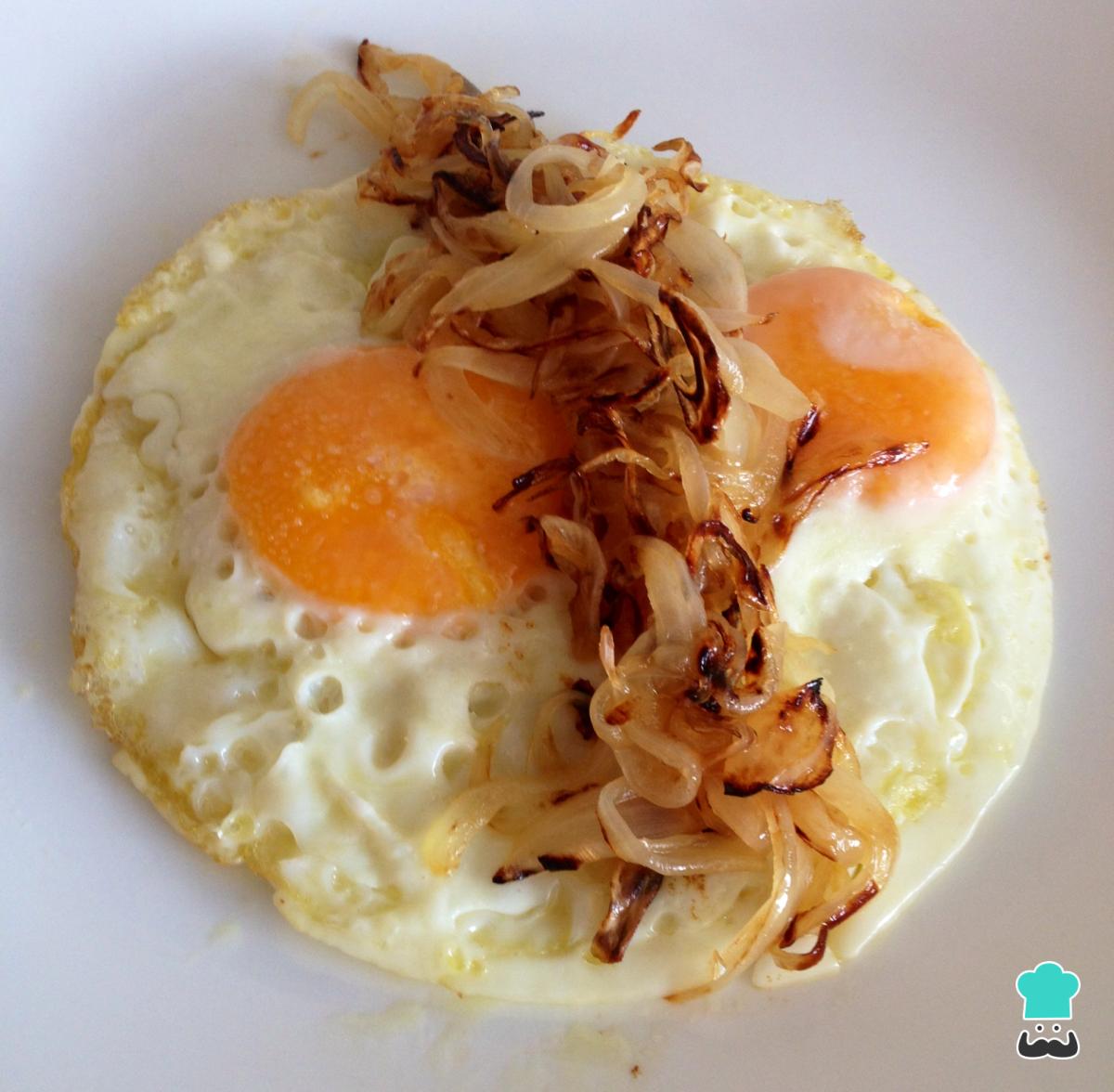 Receta de Huevos fritos con cebolla caramelizada