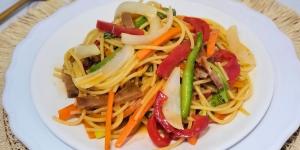 Receta de Tallarines con verduras y pollo: el salteado asiático más fácil, sabroso y lleno de color