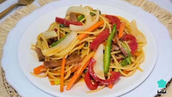 Receta de Tallarines con verduras y pollo: el salteado asiático más fácil, sabroso y lleno de color