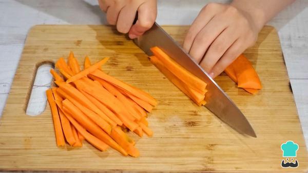 Receta de Tallarines con verduras y pollo: el salteado asiático más fácil, sabroso y lleno de color - Paso 2