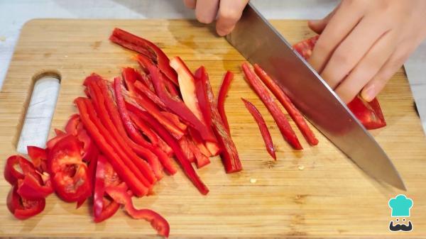 Receta de Tallarines con verduras y pollo: el salteado asiático más fácil, sabroso y lleno de color - Paso 3