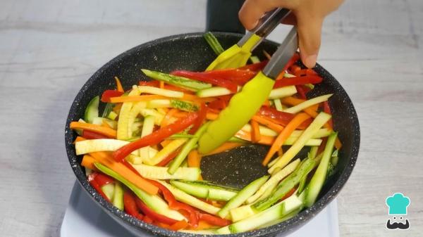 Receta de Tallarines con verduras y pollo: el salteado asiático más fácil, sabroso y lleno de color - Paso 6