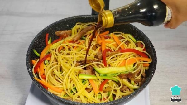 Receta de Tallarines con verduras y pollo: el salteado asiático más fácil, sabroso y lleno de color - Paso 7