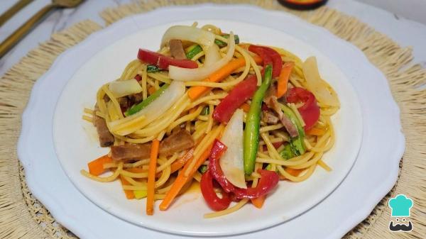 Receta de Tallarines con verduras y pollo: el salteado asiático más fácil, sabroso y lleno de color - Paso 9
