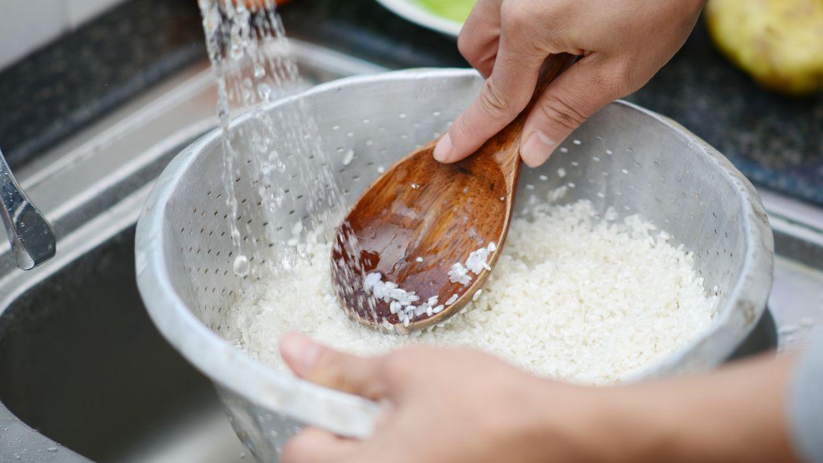 Los científicos y cocineros coinciden: lavar el arroz mejora el resultado y puede reducir contaminantes (aunque no siempre conviene hacerlo)