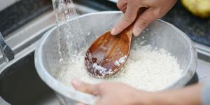 Los científicos y cocineros coinciden: lavar el arroz mejora el resultado y puede reducir contaminantes (aunque no siempre conviene hacerlo)